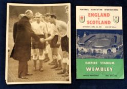 Football memorabilia, Duncan Edwards, Manchester United & England, original press photograph showing