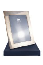 A silver mounted photograph frame - London 2003, Kitney & Co., of plain form, aperture 20 x 15cm,