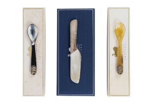 Two horn and silver mounted caviar spoons - Sheffield 2003, 12cm long, boxed, together with a horn