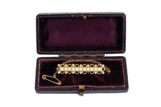 A gold and pearl set bar brooch - of looped pattern, 4g.