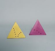 Lucio FONTANA (1899-1968) Attribué à.   Deux pyramides en métal peinte jaune et rose, ajouré de cerc