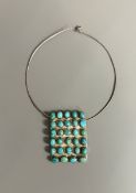 COLLIER MODERNISTE EN ARGENT 925 °/°° ET TURQUOISES et son tour de cou. La plaque : 7 x 5 cm. Poids 