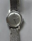 CORUM vers 1970, Montre bracelet en or gris, cadran argent, fond clippé. Aiguilles batons. Mouvement
