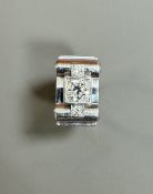 BAGUE TANK ANNEES 1940 en platine et diamants, présentant un diamant taille brillant ancienne de plu
