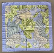 HERMES Paris. Carré en twill de soie modèle "Les perroquets". 90 x 90 cm (état d'usage).