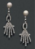 PAIRE DE BOUCLES D'OREILLES en or blanc 18K (750°/00) ornées de perles de culture, à décor de pampil