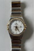 OMEGA CONSTELLATION. Montre bracelet de femme en acier et or 18K (750 millièmes), cadran nacre, inde