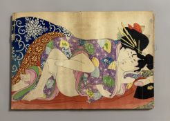 JAPON, ERE MEIJI (1868-1912). Album d’estampes érotiques (Shunga) en couleur, avec douze scènes diff