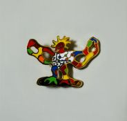 Niki de SAINT PHALLE (1930-2002) d’après. « Oiseau de feu » Broche-pendentif en métal doré et émail 