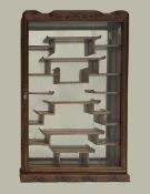 ASIE. Vitrine asiatique en bois exotique pour netsukés. 83 x 53 x 10 cm – Poid brut : 13,5 Kg.
