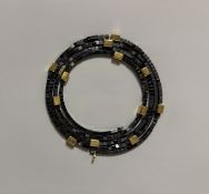 CHRISTIAN DIOR. Collier ras du cou en perles d’hématites et perles dorées