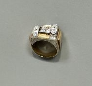 TRAVAIL ANNEE 40. BAGUE TANK en or jaune 18k (750 millièmes) à motifs de rouleaux et diamants taille