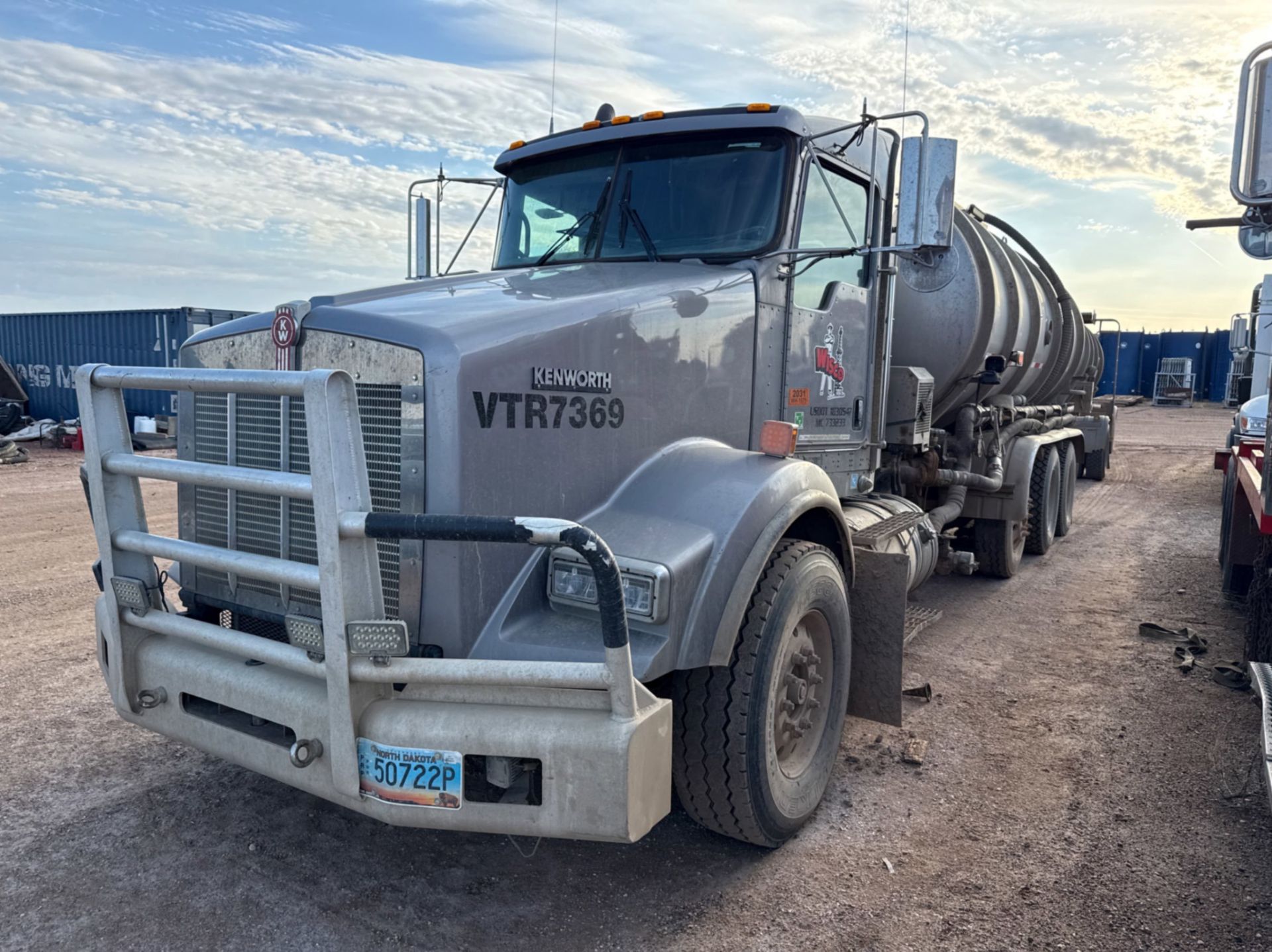 (Williston. ND) 2012 KENWORTH TRIAXLE BODY LOAD Engine: Cummins ISX15 ...