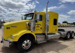 2016 KENWORTH T800 FLAT-TOP SLEEPER TRUCK (GLIDER)
