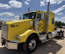 2014 KENWORTH T800 FLAT-TOP SLEEPER TRUCK
