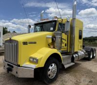 2015 KENWORTH T800 FLAT-TOP SLEEPER TRUCK
