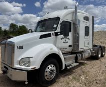2016 KENWORTH T880 FLAT-TOP SLEEPER TRUCK