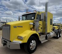 2015 KENWORTH T800 FLAT-TOP SLEEPER TRUCK
