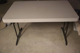 FOLDING TABLE