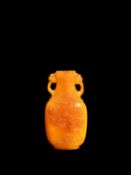 A RARE YELLOW AMBER SNUFF BOTTLE, China, Qing dynasty (1644-1911)