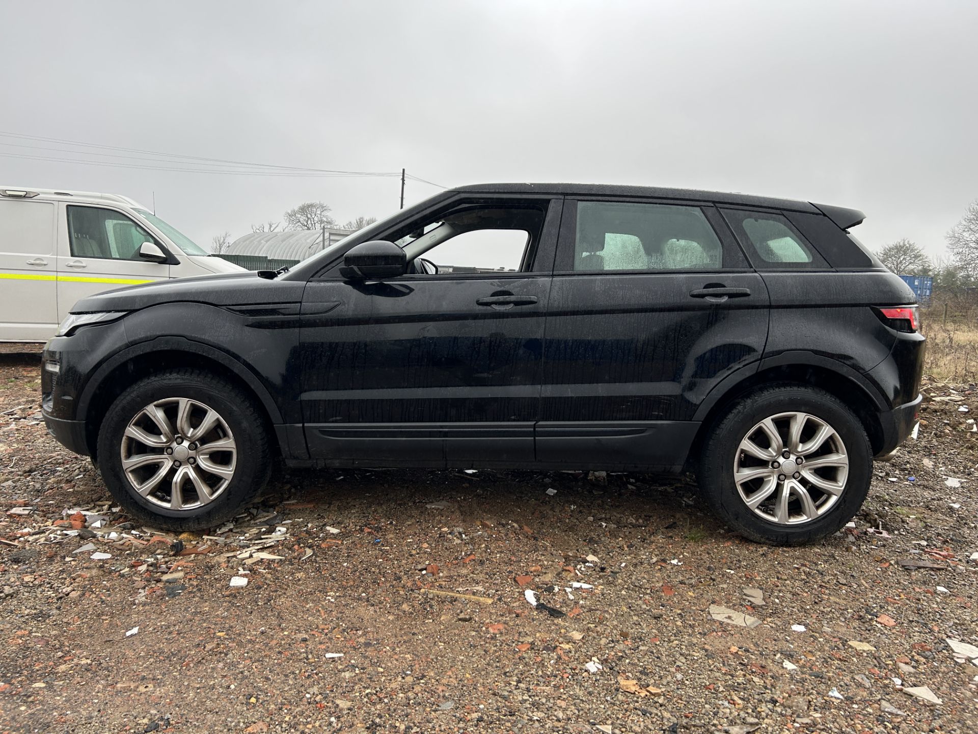 (ON SALE) RANGE ROVER EVOQUE 2.0 SE TECH (67 REG) * SERVICE HISTORY * AUTO S/S * SAT NAV * 2 OWNERS - Image 4 of 13