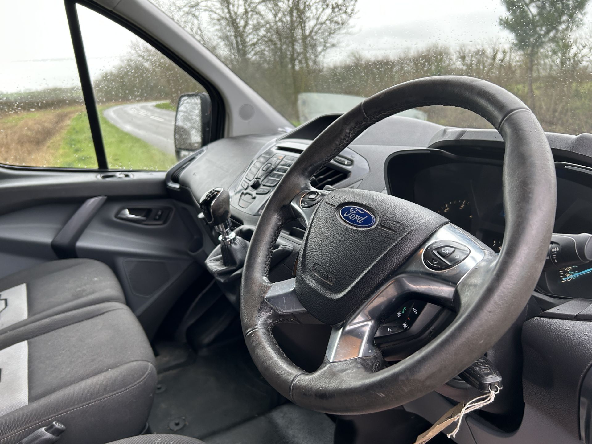 (ON SALE) FORD TRANSIT CUSTOM LIMITED 2.2 TDCI 125 270 SWB (16 REG) CREW VAN * 2 OWNERS FROM NEW !!! - Image 15 of 21