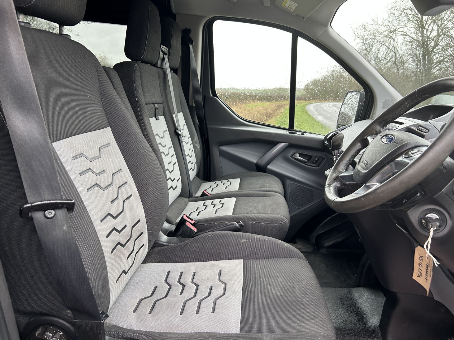 (ON SALE) FORD TRANSIT CUSTOM LIMITED 2.2 TDCI 125 270 SWB (16 REG) CREW VAN * 2 OWNERS FROM NEW !!! - Image 14 of 21