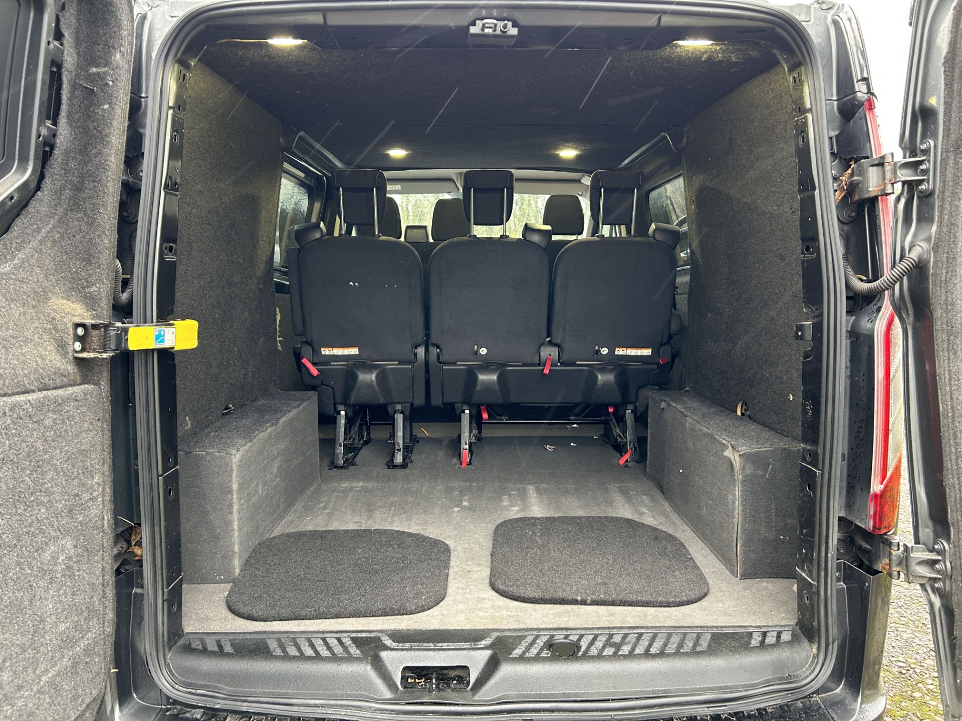 (ON SALE) FORD TRANSIT CUSTOM LIMITED 2.2 TDCI 125 270 SWB (16 REG) CREW VAN * 2 OWNERS FROM NEW !!! - Image 10 of 21