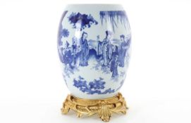 CHINESE BLUE AND WHITE VASE, LATE 19TH/EARLY 20TH CENTURY