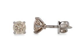 PAIR OF DIAMOND STUD EARRINGS,