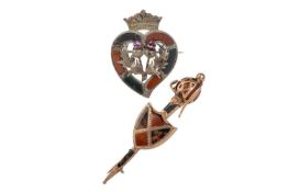 VICTORIAN SCOTTISH GOLD AGATE SET KILT BROOCH, MID/LATE 19TH CENTURY