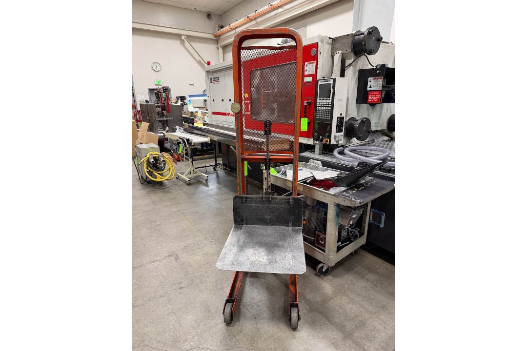 Lee Engineering 1,000 lb Portable Platform Lift - Image 1 of 5