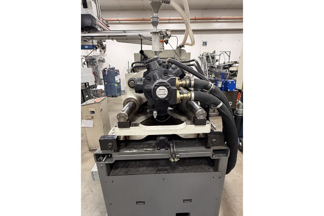 Cincinnati Milacron 220 Ton Injection Molding Press - Image 9 of 13