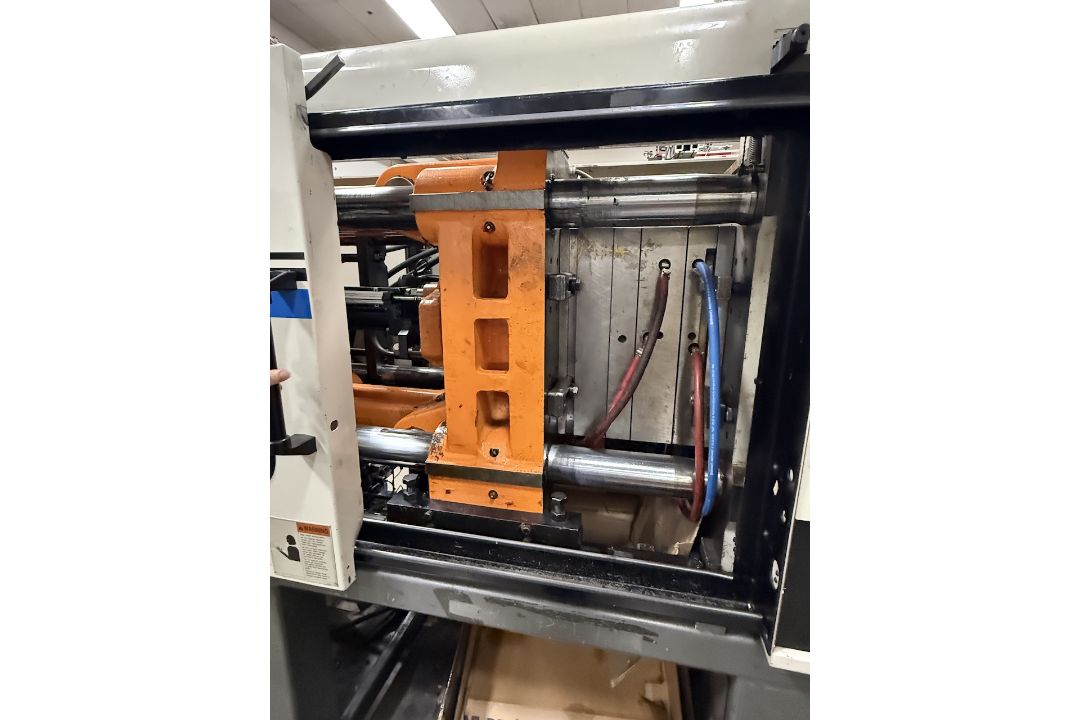 Cincinnati Milacron 220 Ton Injection Molding Press - Image 4 of 13