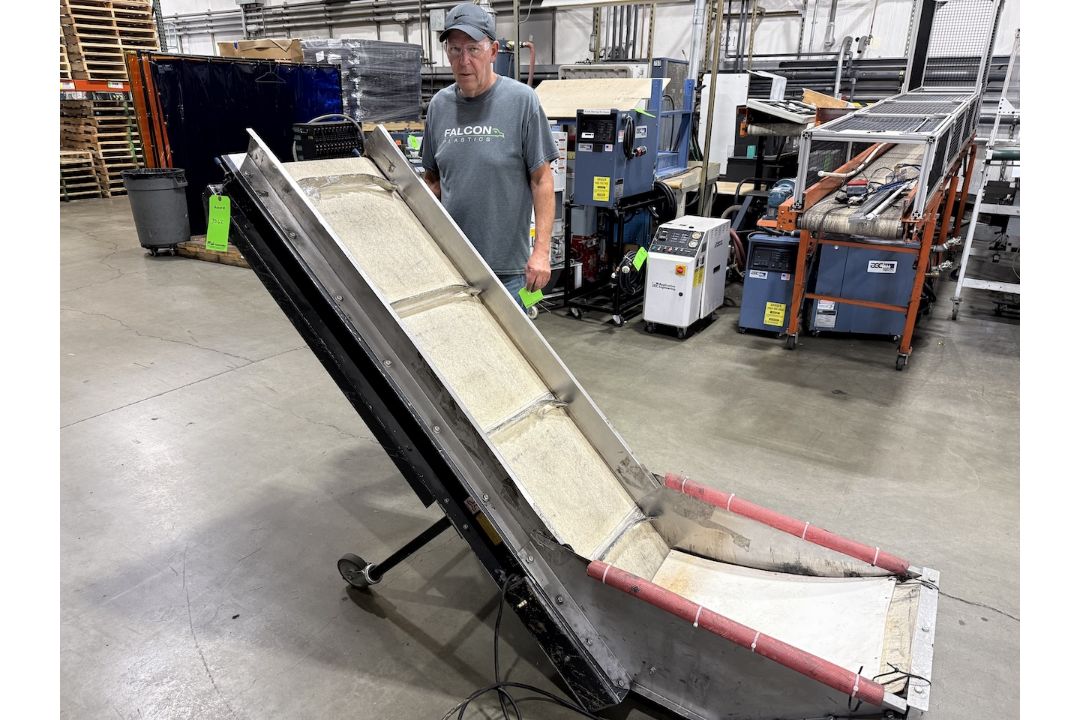 Portable Incline Cleated Belt Conveyor - Image 4 of 5