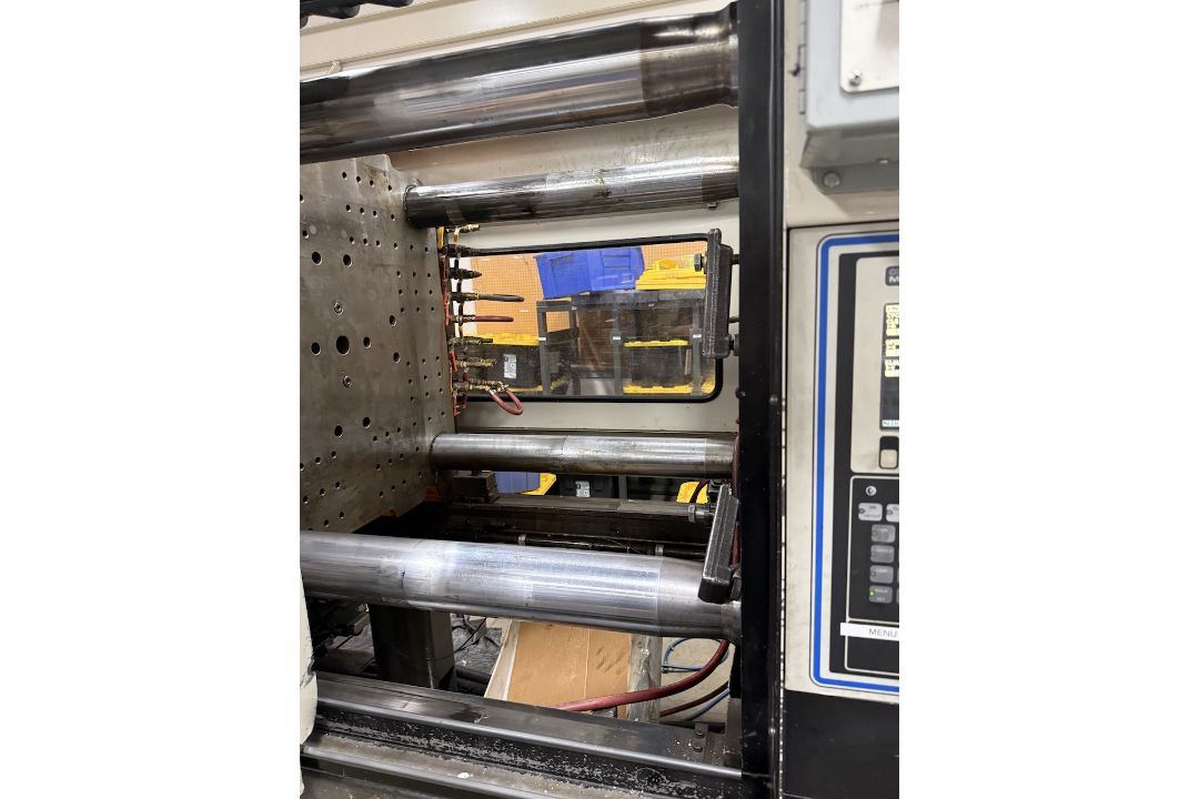 Cincinnati Milacron 300 Ton Injection Molding Press - Image 4 of 9