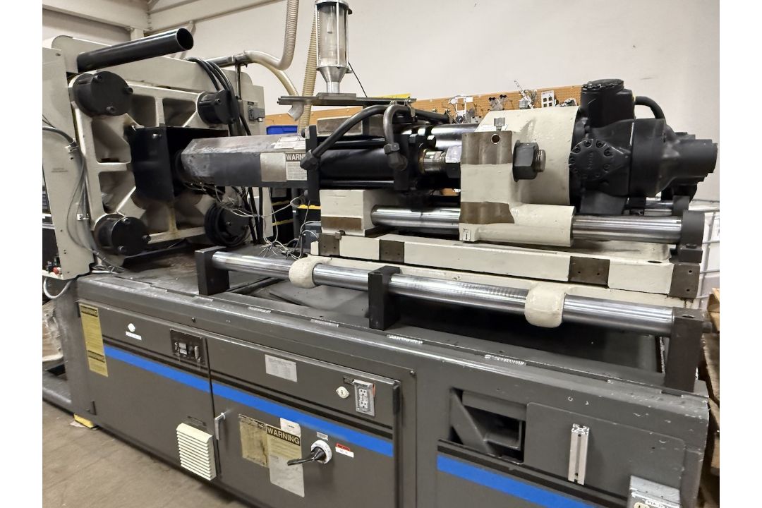 Cincinnati Milacron 300 Ton Injection Molding Press - Image 2 of 9