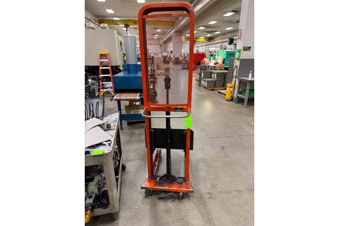 Lee Engineering 1,000 lb Portable Platform Lift - Image 3 of 5