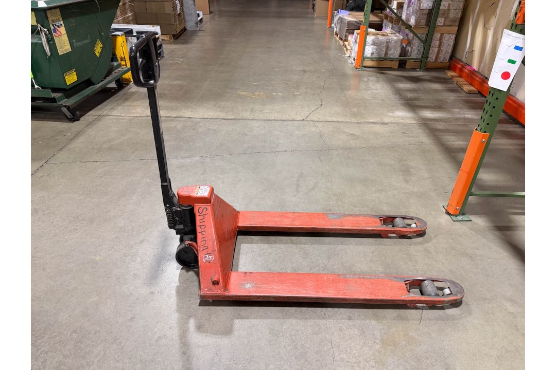 BT 5,000 lb Hydraulic Hand Pallet Truck - Image 2 of 5