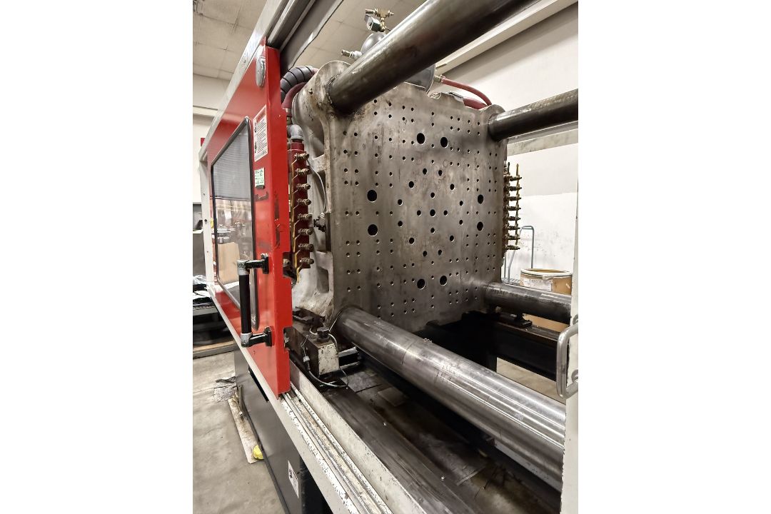 Milacron 450 Ton Injection Molding Press - Image 4 of 8