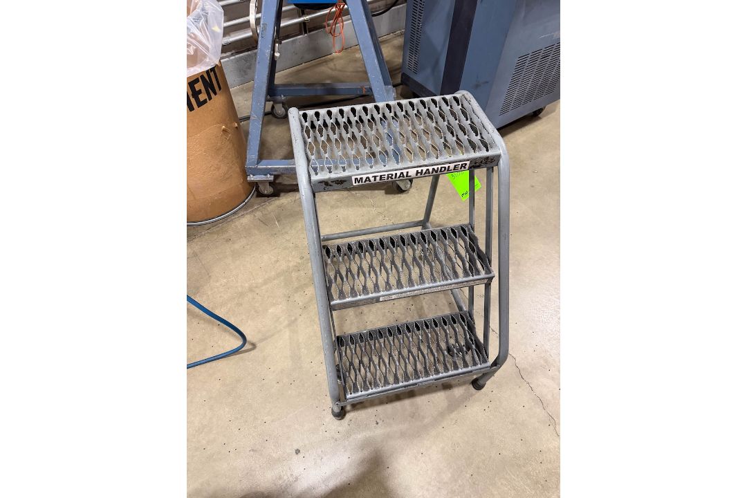 3-Step Rolling Ladder - Image 2 of 3