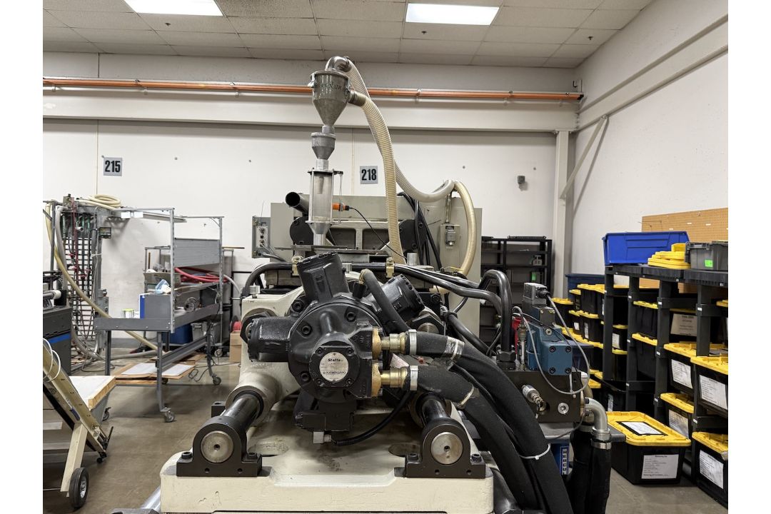 Cincinnati Milacron 300 Ton Injection Molding Press - Image 6 of 9