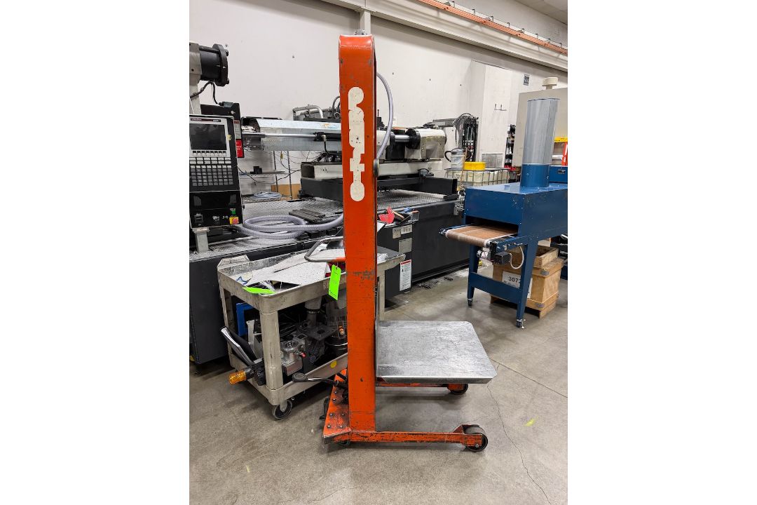 Lee Engineering 1,000 lb Portable Platform Lift - Image 2 of 5