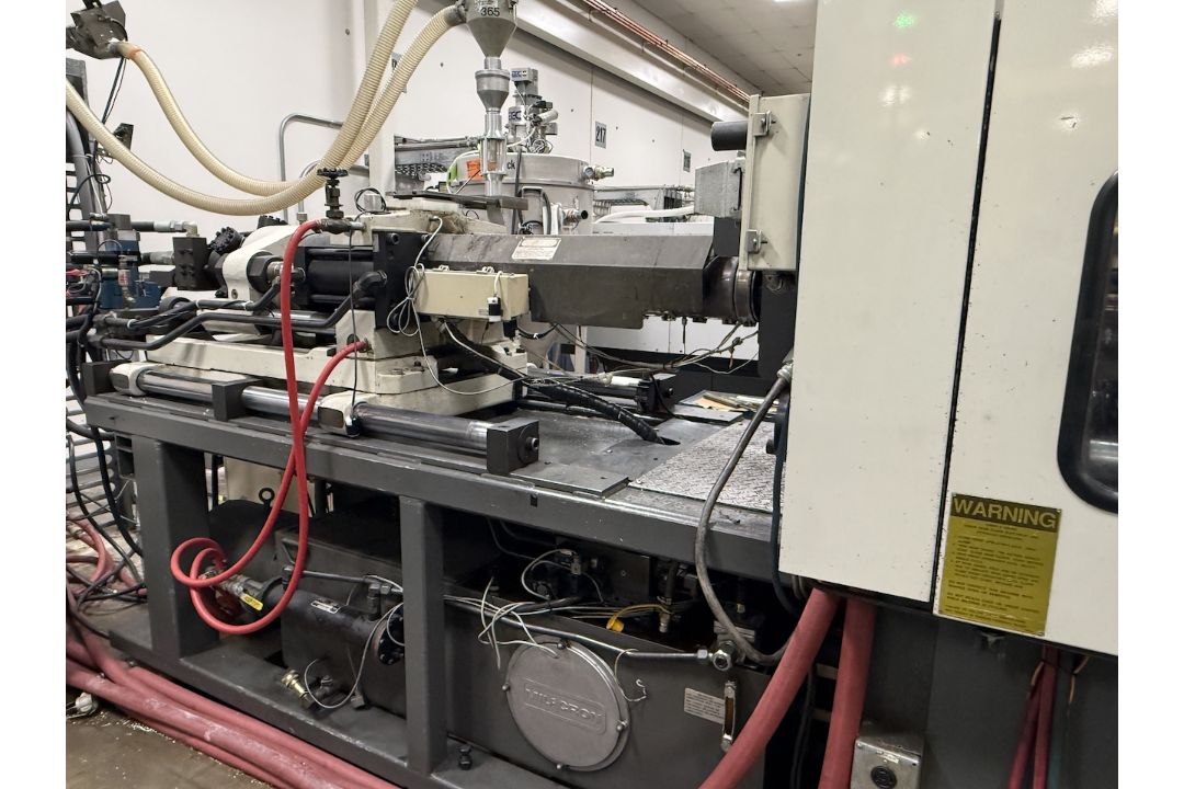 Cincinnati Milacron 165 Ton Injection Molding Press - Image 4 of 7
