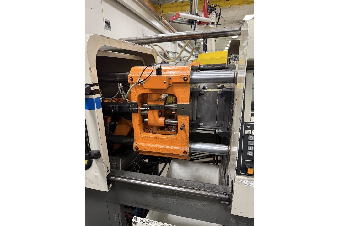 Cincinnati Milacron 55 Ton Injection Molding Press - Image 2 of 16