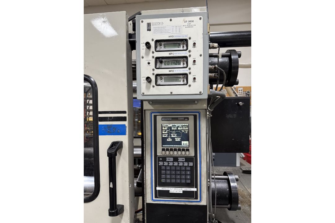 Cincinnati Milacron 300 Ton Injection Molding Press - Image 3 of 9