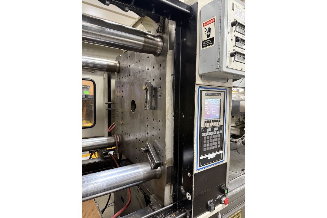 Cincinnati Milacron 300 Ton Injection Molding Press - Image 5 of 9