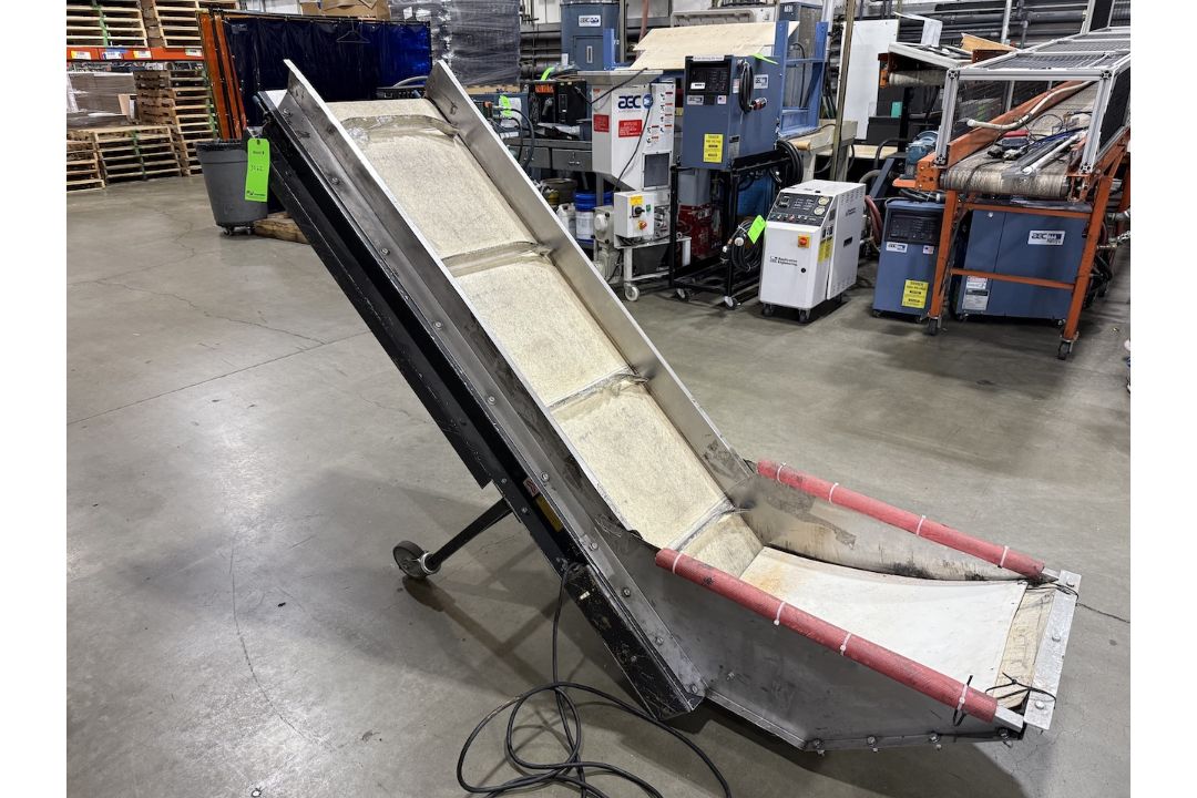 Portable Incline Cleated Belt Conveyor - Image 3 of 5