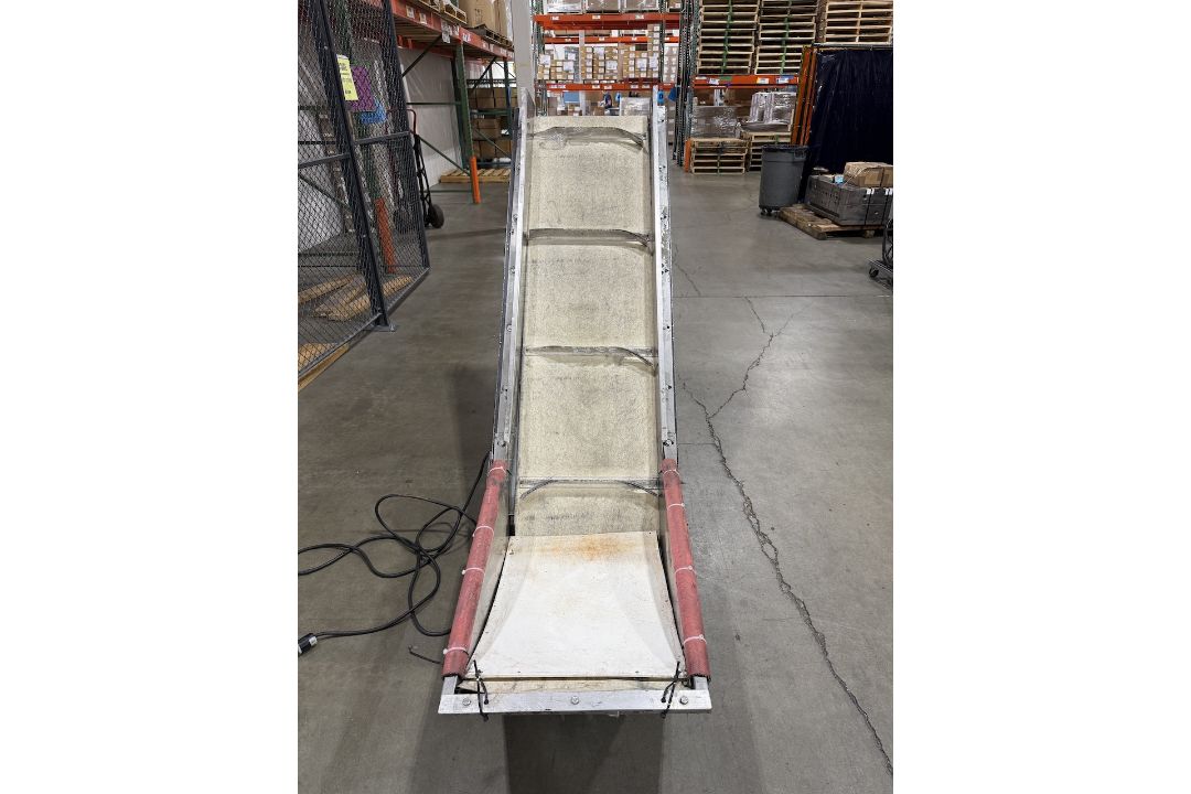 Portable Incline Cleated Belt Conveyor - Image 2 of 5