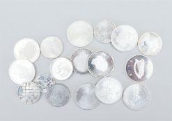 Lot of various 5, 10 and 50 guilder coins in silver (925), total weight 355 grams.